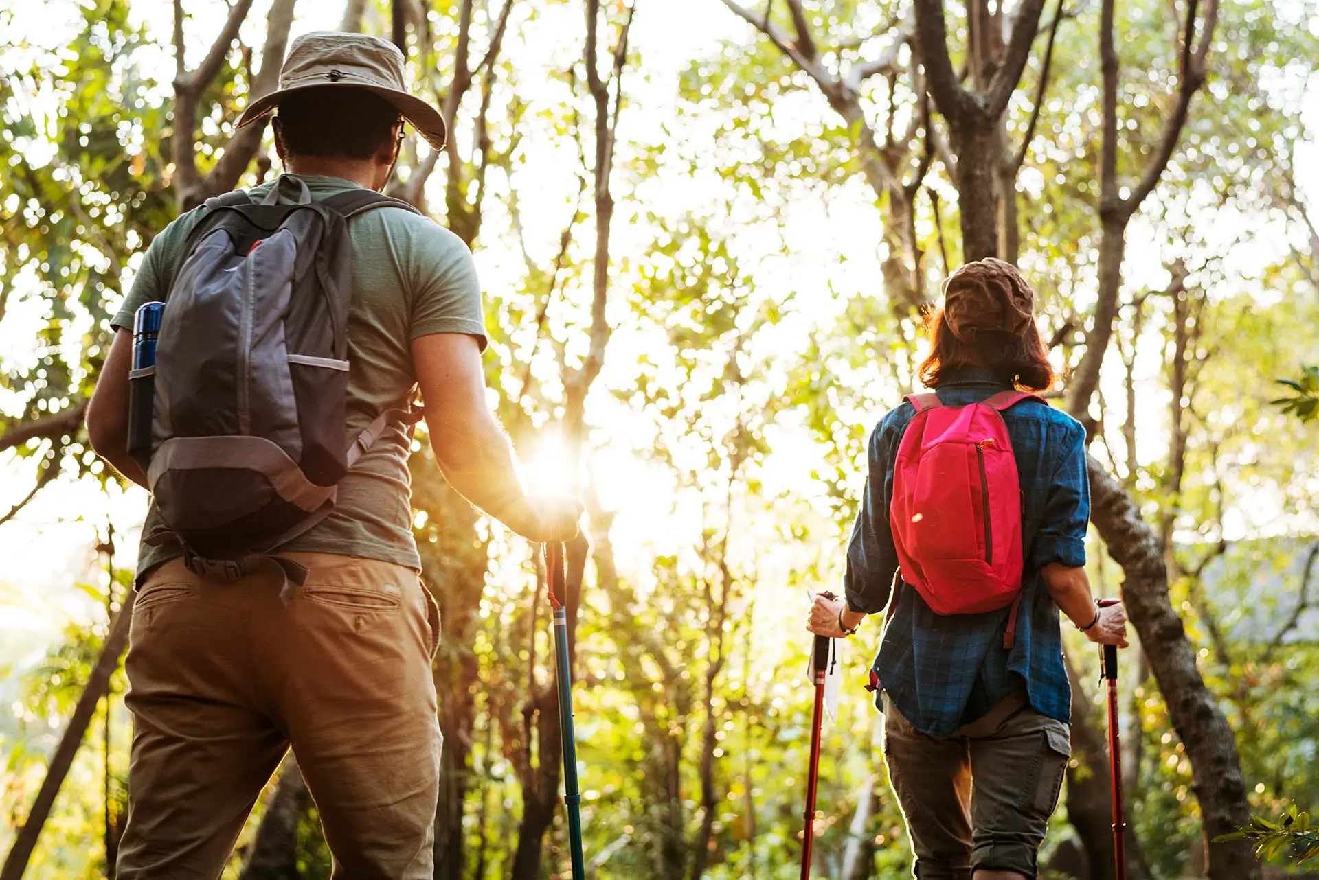 imagen de dos personas caminando por la montaña